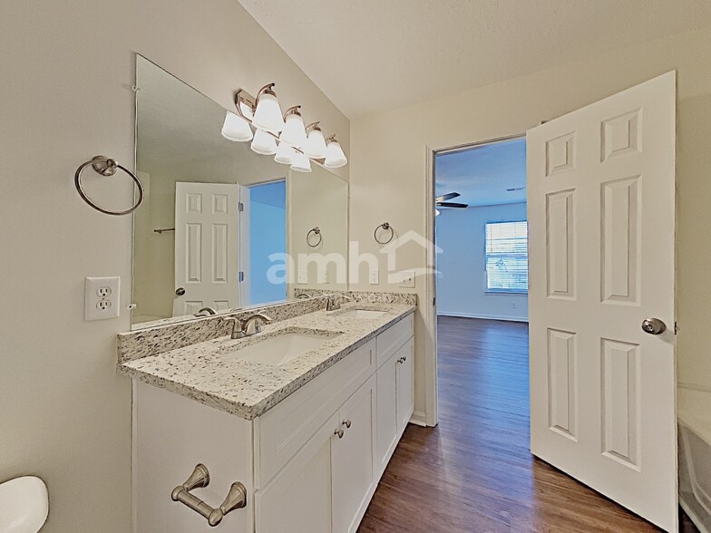 Building Photo - 2148 Spring Hill Cir