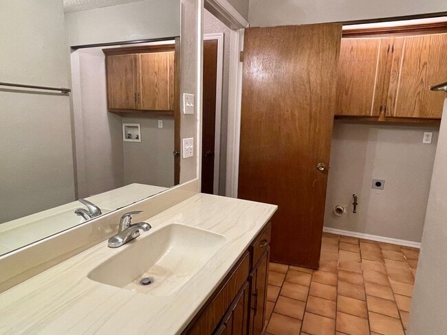 Building Photo - Large 2 Bed 2 Bath Duplex In NW OKC