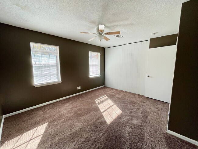 Building Photo - 1704 Devonwood Dr