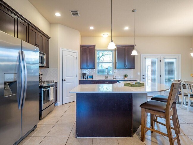 Building Photo - 5605 Roosevelt Ave