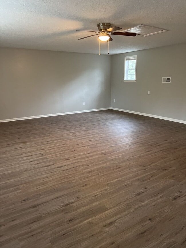 Building Photo - Charming 4 Bdrm, 3 Bath Home | U of M Area | Open To Section 8