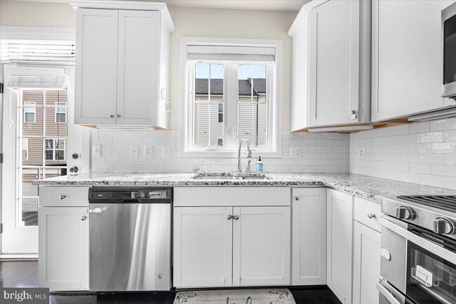 Building Photo - 12611 Macaulay St