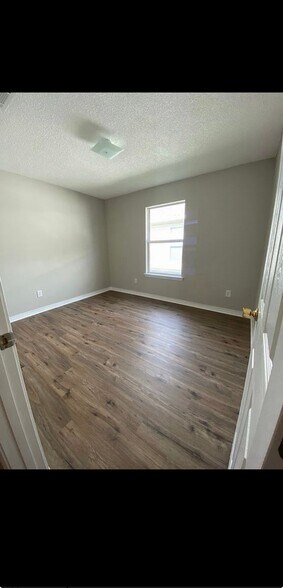 Building Photo - 11111 Chippewa Way