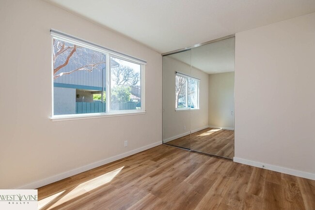 Building Photo - Beautiful 2 Bedroom Condo | Attached Garage | Washer/Dryer