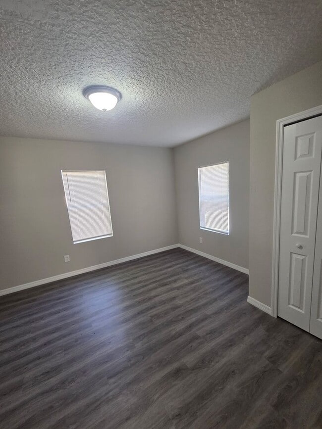 Building Photo - 3 bed 2 bath