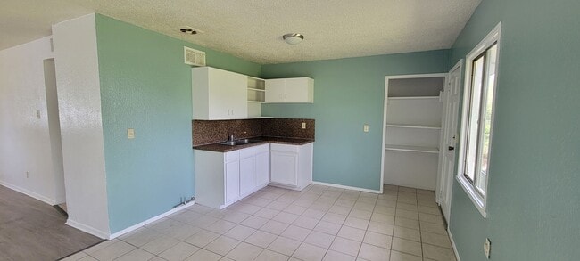 Building Photo - Amazing 3 bedroom/1 bath home with huge kitchen & Central Air/heat