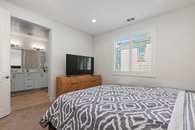 Building Photo - 2460 Solara Ln