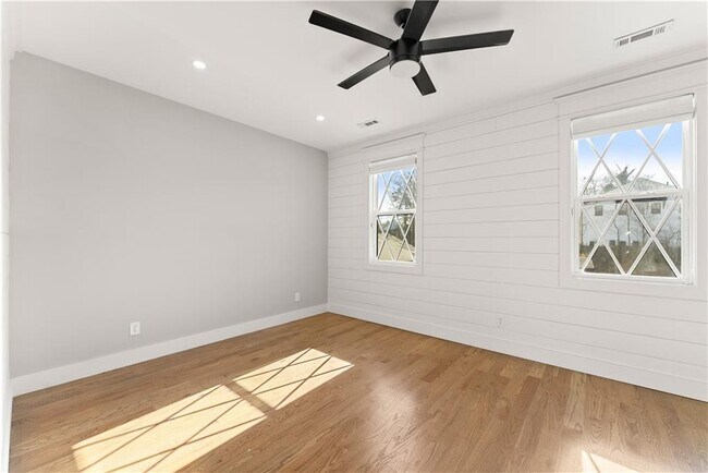 Building Photo - 35 Cottonwood St