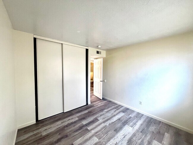 Building Photo - Move in Special! Bedroom 1.5 Bathroom 1 Car Garage