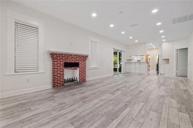 Building Photo - 409 S Willow Ave