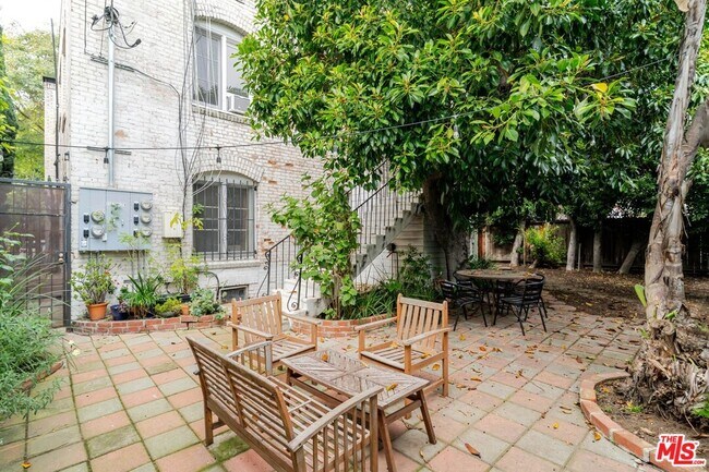 Building Photo - 1132 N Vista St