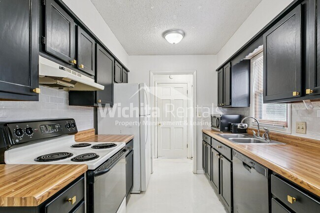 Building Photo - 1418 Money St