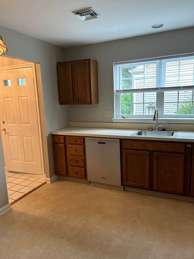 Building Photo - 2 bedroom 1.5 bath townhouse