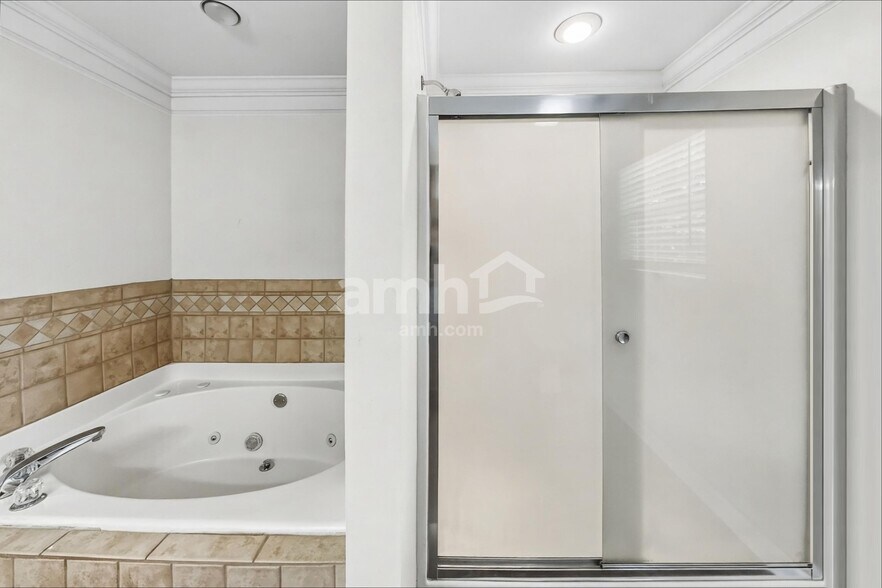 Building Photo - 1305 Bantry Dr