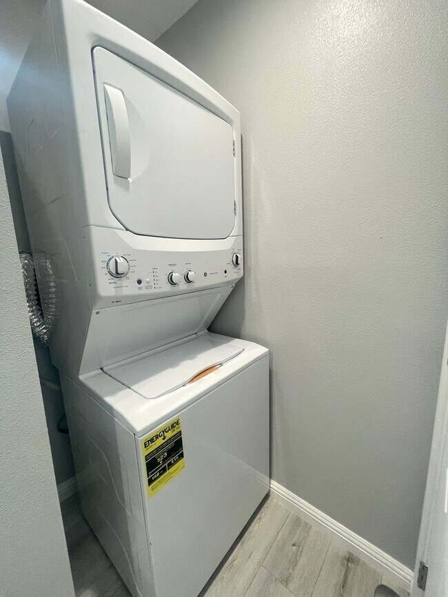 Building Photo - Fully Remodeled Modern 1 Bed / 1 Bath Apartment in Quiet Redondo Beach Complex