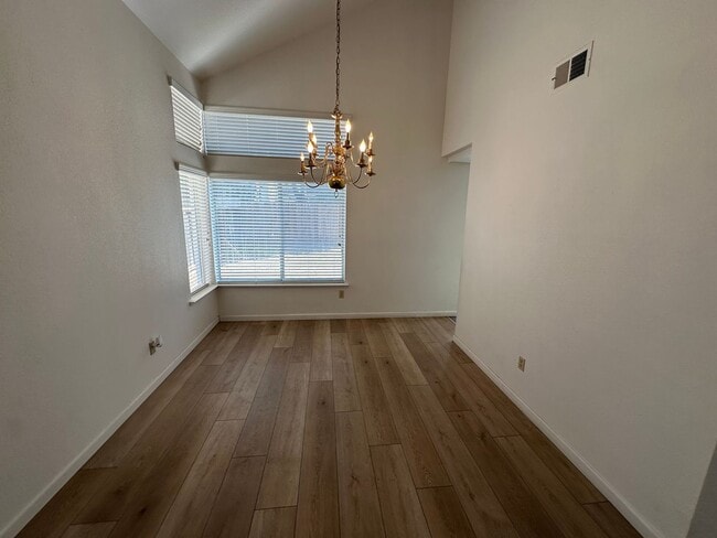 Building Photo - Beautiful 4 Bedroom, 2.5 Bath Tracy Home