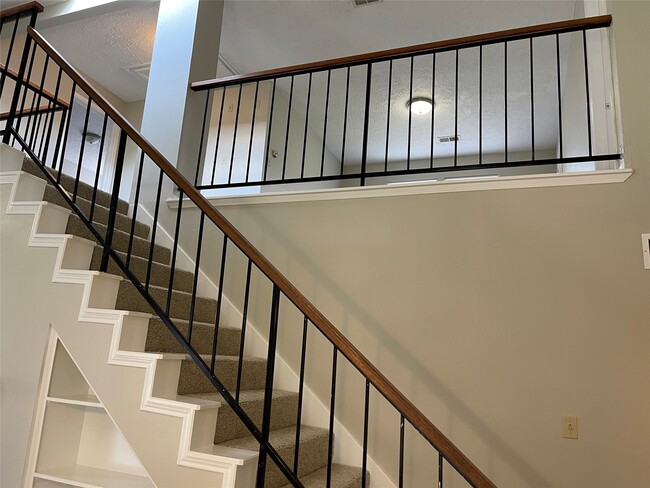 Building Photo - 3118 Redcliff Dr