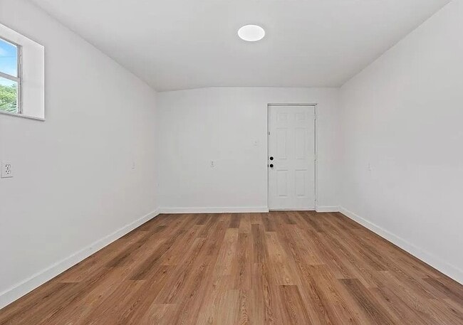 Building Photo - 1830 Hallum Ave