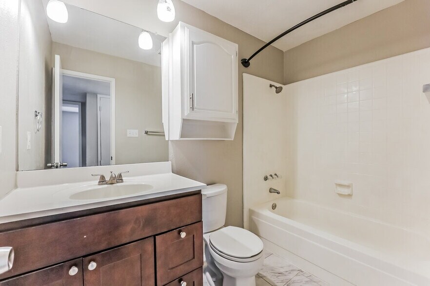 Building Photo - 902 Live Oak Dr