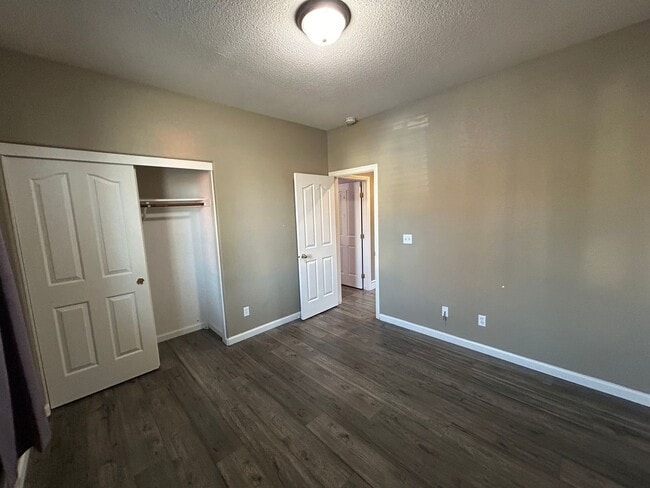 Building Photo - 3 Bedroom 2 bathroom with a bonus room and Solar in NW Visalia!