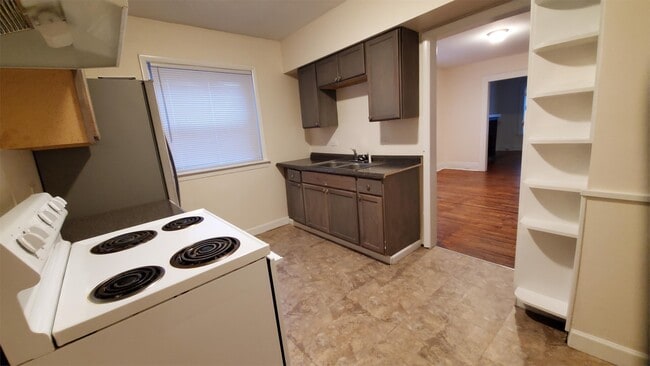 Building Photo - 206 Hall Ave