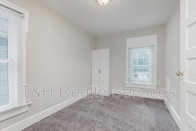 Building Photo - 1134 Lasalle St