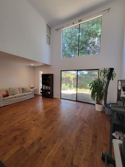 Building Photo - 575 Villa Real