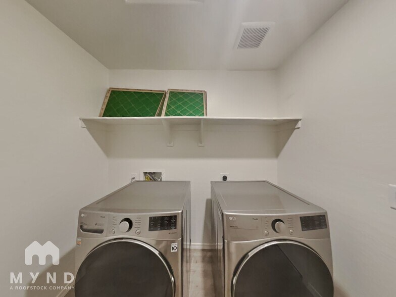 Building Photo - 1557 E Caballero Dr