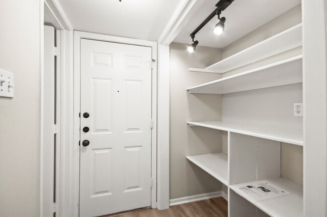 Building Photo - 7812 Theissetta Dr