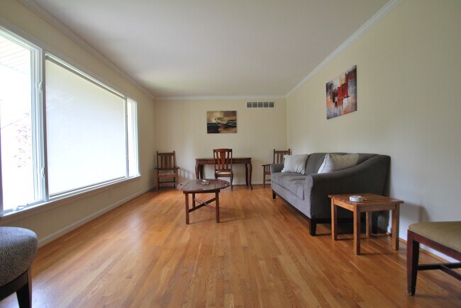 Building Photo - 13 Tanglewood Dr