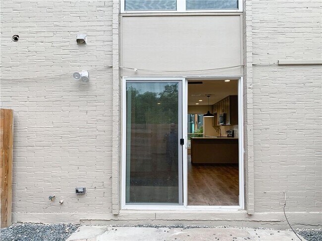 Building Photo - 3812 Southway Dr