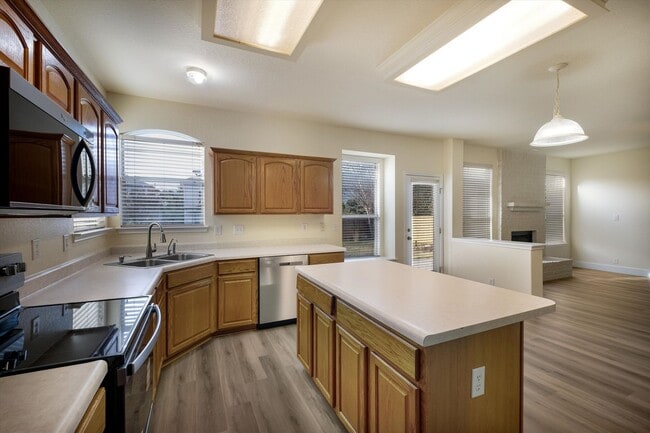 Building Photo - Move-In Ready 5-Bedroom With New Vinyl Floors