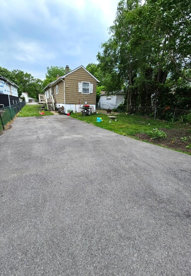 Building Photo - 454 S Des Plaines St