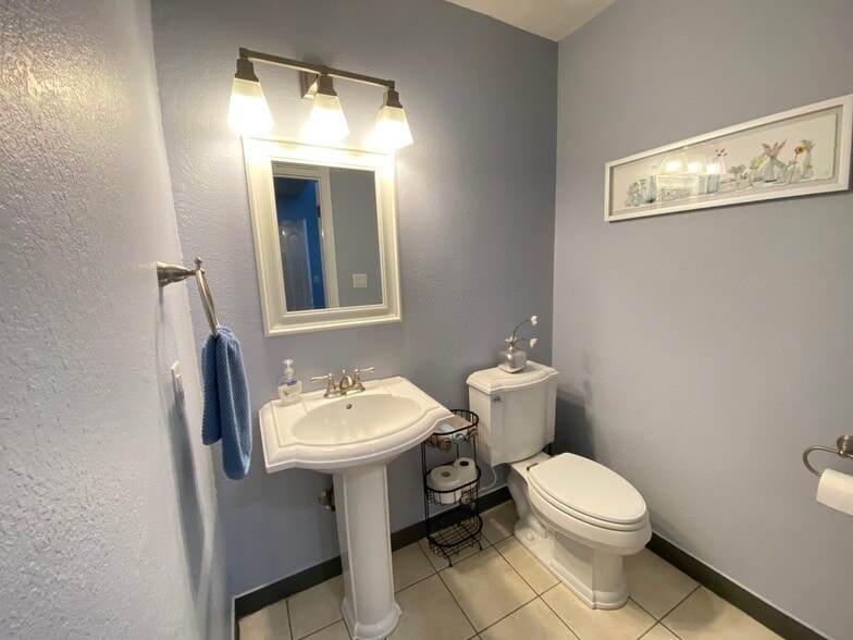 Half bath - 4601 Carmen Ave