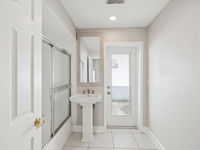 Building Photo - 441 Palm Island NE