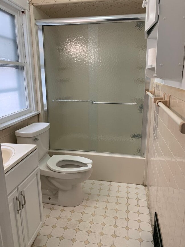 Building Photo - 3 Bedroom Single-Family Home