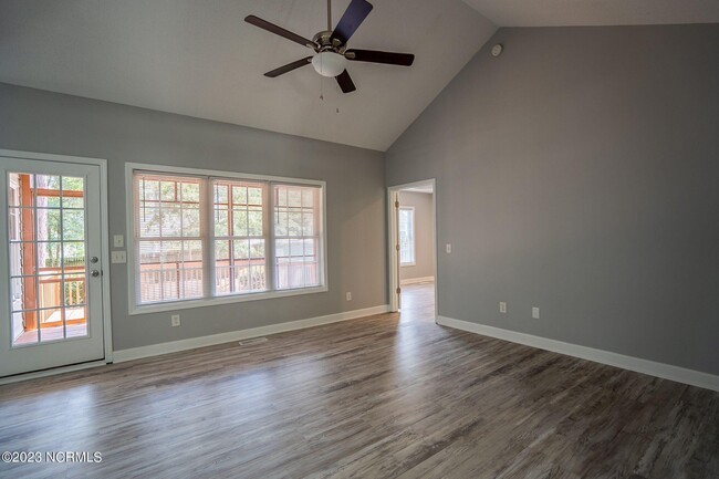 Building Photo - 10 Red Cedar Ln