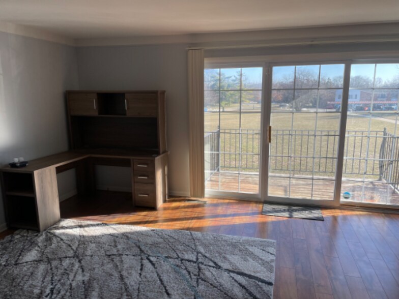 Building Photo - 500 N Fox Hills Dr