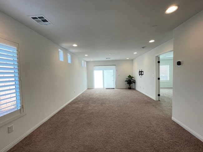 Building Photo - 3 Story house 4 bedroom / 3.5 bath, Southwest