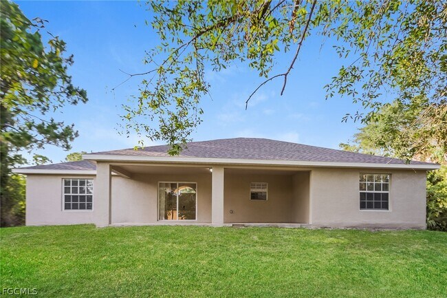 Building Photo - 1018 Card St E