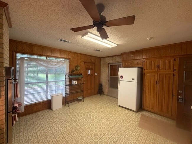 Building Photo - 10590 LA-77