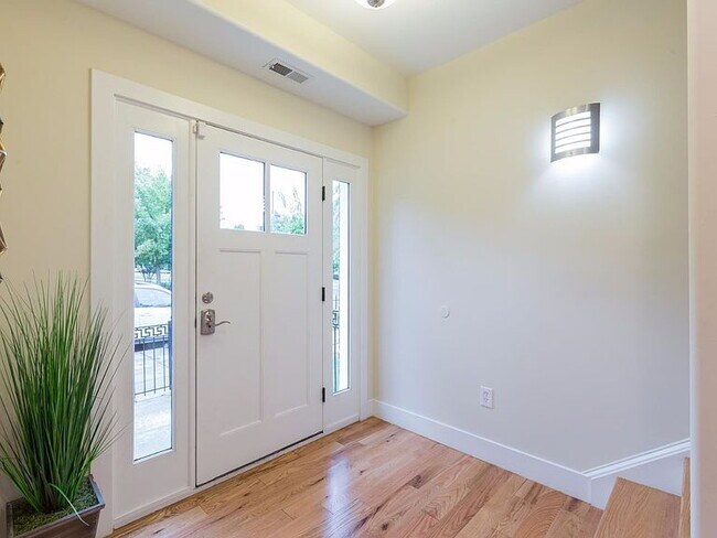 Building Photo - "Spacious Urban Living: Luxurious 4-Bed, 4-Bath Duplex in the Heart of Washington, DC!"