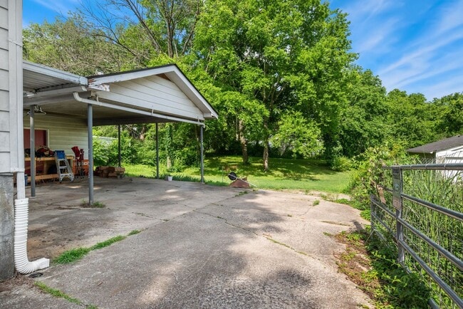 Building Photo - Charming North Nashville Cottage