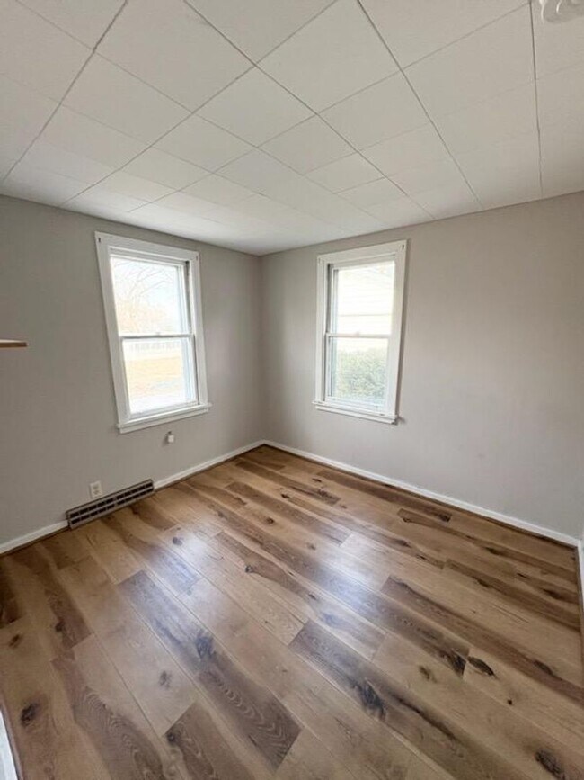 Building Photo - 3 Bedroom House With Large Yard!