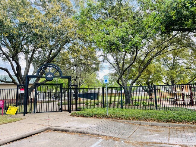 Building Photo - 20910 Medallion Pointe Dr