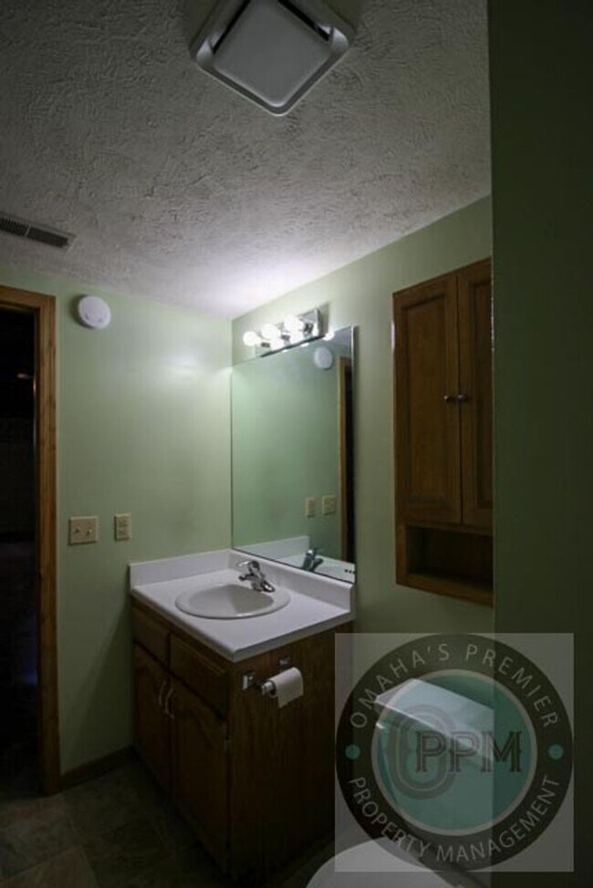 Building Photo - Comfortable 2 Bedroom/ 2 Bathroom/ 2 Car D...