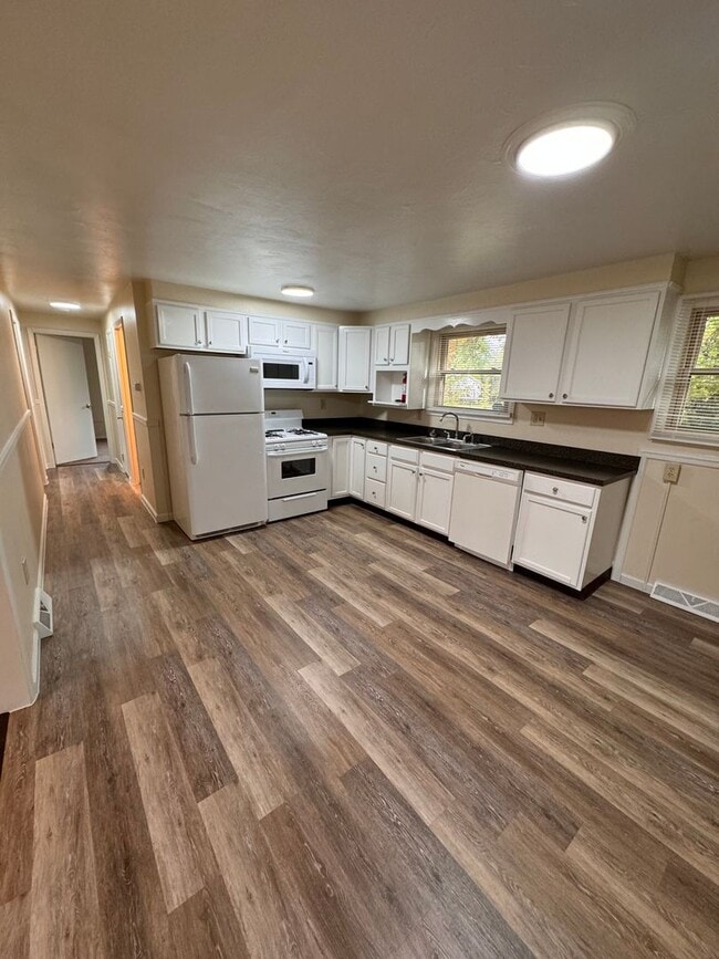 Building Photo - 597 Aurora Dr