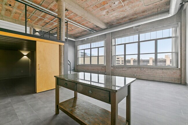 Building Photo - 521 S 7th St