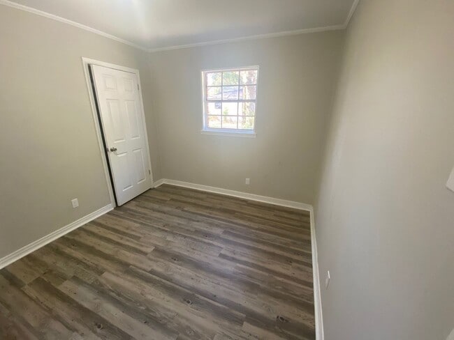 Building Photo - Renovated 1 Bedroom 1 Bath DUPLEX!