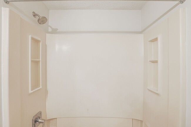 Building Photo - JUST RENOVATED Huge 3 bedroom 3 bathroom t...